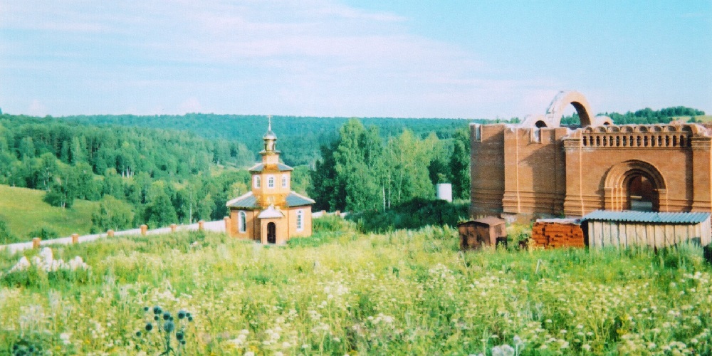 На фото: Иверская часовня. Справа от неё Успенский собор, строительство которого на долго остановилось на этом уровне. 