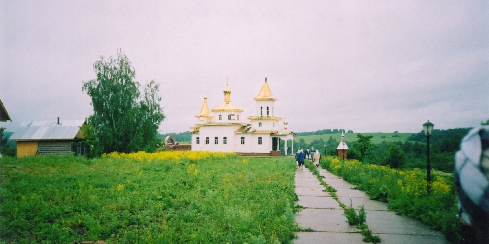 На фото: вид монастыря на юг в сторону Успенского собора. Улица к Казанскому храму покрыта авиационным плитам.
