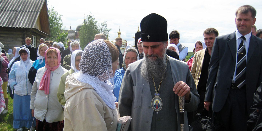 Митрополит Никон беседует с паломниками после Божественной литургии