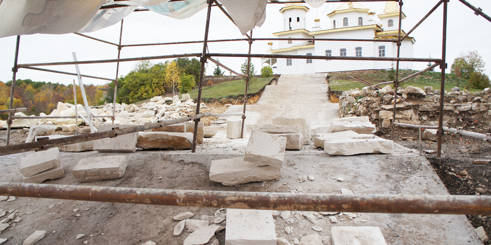 Подготовка к строительству лестницы, ведущей к Успенскому собору
