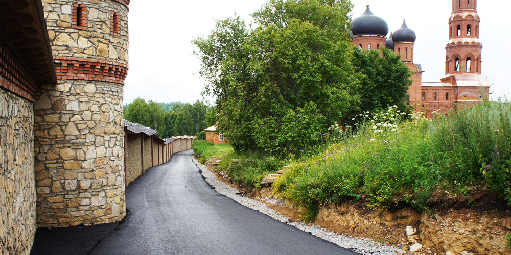 Асфальтируется дорога по периметру монастыря