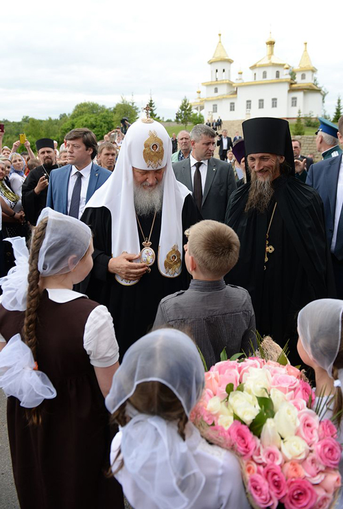 Общение Патриарха Кирилла с гостями монастыря
