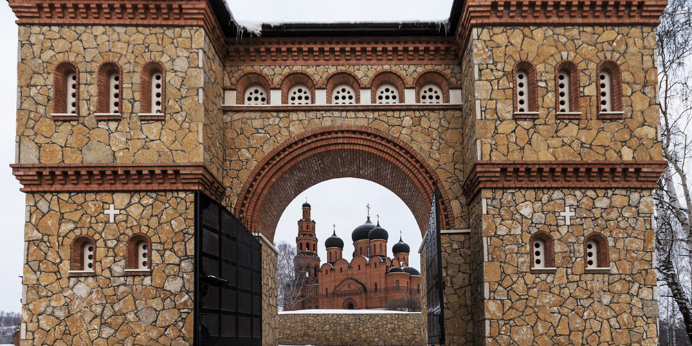Завершена отделка камнем восточных ворот монастыря